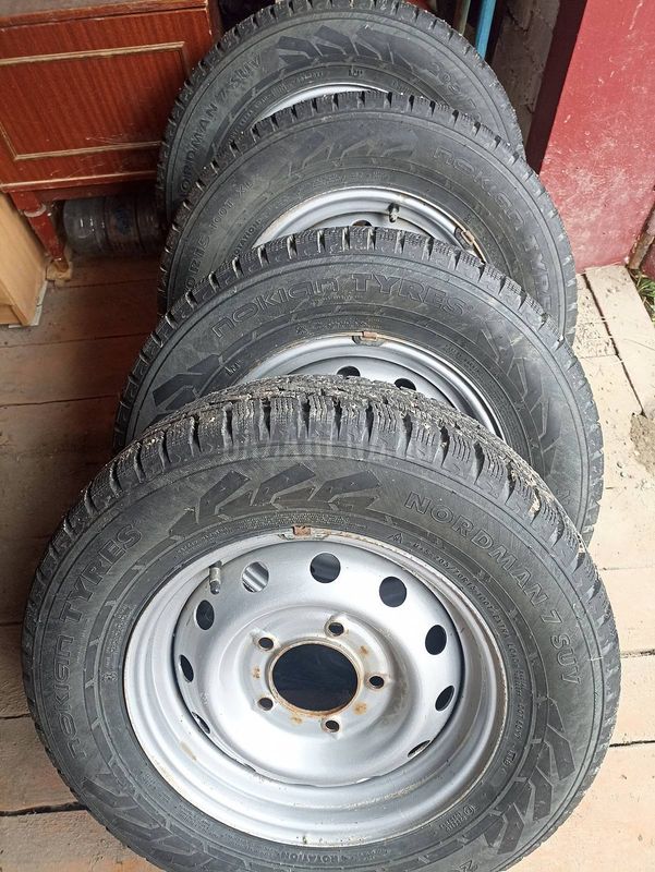 Продам R15 205/70 шипованную на штампах для Нивы
